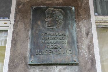 Na kamienicy przy Szamarzewskiego 21 znajduje się tablica upamiętniająca pobyt Róży Luksemburg na Jeżycach, fot. Ł. Gdak 