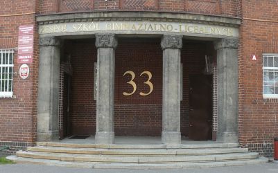 Dziś mieści się tu Szkoła Podstawowa nr 33 i Liceum Ogólnokształcące nr 33 Fot. Wikimedia Commons, MoS810
